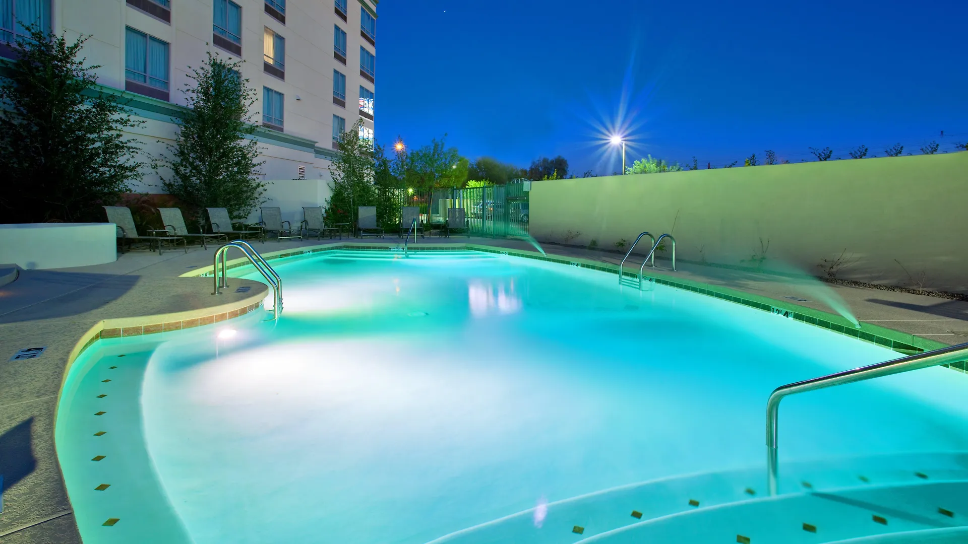 Holiday Inn & Suites Phoenix Airport, An Ihg Hotel