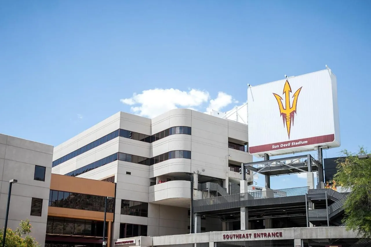 Holiday Inn & Suites Phoenix Airport, An Ihg Hotel