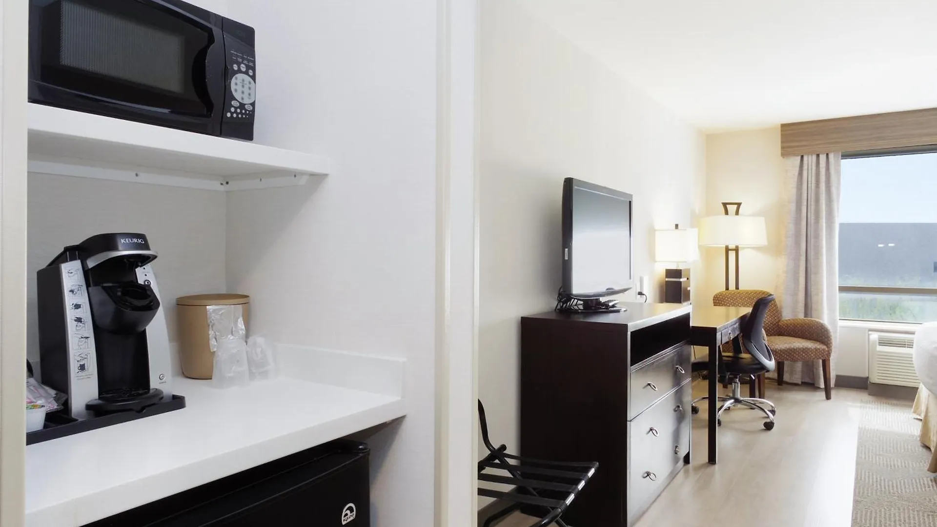 Holiday Inn & Suites Phoenix Airport By Ihg Hotel